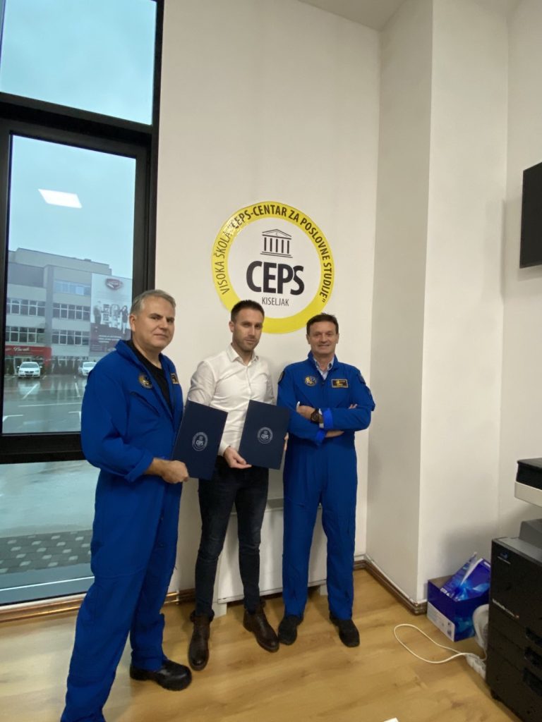 Fondacija DVA i CEPS su potpisali sporazum o edukativno-tehničkoj suradnji i nacrtu kurikuluma zaedukaciju i usavršavanje na poljima vazduhoplovnog prometa.